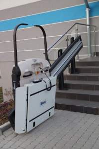 Urządzenie transportowe na schodach dla niepełnosprawnych